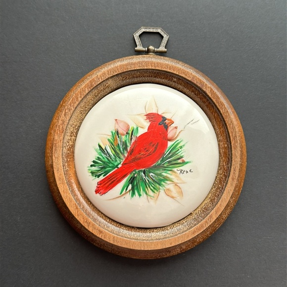 VTG Ceramic Cardinal Wall Plaque in Round Wood Frame Hand Painted Artist Signed - Picture 2 of 6